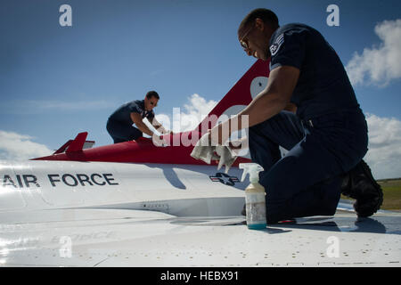 Staff Sgt Alvin Felder und Staff Sgt Andrew Molina stellt sicher, dass ein Thunderbirds Jet ist Patrick Air Force Base, Florida, 13. März 2015 bereit zeigen. Sgt. Felder ist ein taktisches Flugzeug Wartung Spezialist und Sgt. Molina ist ein Spezialist für Flugzeuge Bauunterhaltung. (U.S. Air Force Photo/techn. Sgt. Manuel J. Martinez, freigegeben) Stockfoto