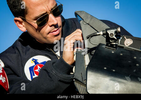 Staff Sgt Andrew Molina, Thunderbird 2 Assistent gewidmet Crewchief, bereitet seinem Jet für ein Training Sortie, Nellis Air Force Base, Nevada, 13. Januar 2015. (U.S. Air Force Photo/techn. Sgt. Manuel J. Martinez) Stockfoto