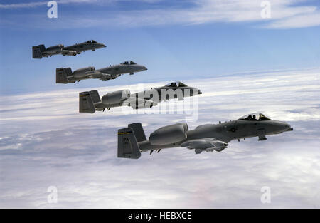 Vier A-10s aus dem 111. Fighter Wing (FW), Willow Grove Air Reserve Station, PA fliegen in Formation nach der Einnahme von Kraftstoff aus einem KC-10A Extender von der 514. Air Mobility Wing, McGuire Air Force Base in New Jersey. Die A-10s wurden auf einer Trainingsmission, die die Luft tanken enthalten. Dieses Bild wurde am 25. Mai 2005 aufgenommen. Foto: USAF Kenn Mann. Stockfoto