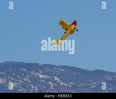 Kent Pietsch führt eine Antenne Demonstration im Jelly Belly Flugzeug während der Blitz und Donner über Arizona Open House bei Davis-Monthan Air Force Base in Arizona, 12. März 2016. Pietsch fliegt der 800-Pfund-Interstate Cadet-Flugzeug verfügt über einen 37-Fuß Spannweite. (US Air Force Foto von Senior Airman Chris Massey/freigegeben) Stockfoto