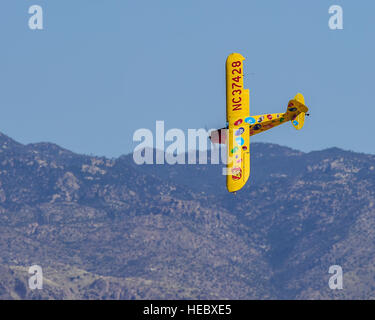 Kent Pietsch führt eine Antenne Demonstration im Jelly Belly Flugzeug während der Blitz und Donner über Arizona Open House bei Davis-Monthan Air Force Base in Arizona, 12. März 2016. Pietsch fliegt der 800-Pfund-Interstate Cadet-Flugzeug verfügt über einen 37-Fuß Spannweite. (US Air Force Foto von Senior Airman Chris Massey/freigegeben) Stockfoto