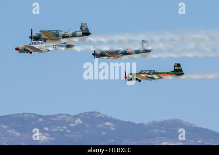 Vier Flugzeuge der CJ-5 Wüste Ratte Warbird Demonstration Team führen Sie fliegen in Formation während der Blitz und Donner über Arizona Open House bei Davis-Monthan Air Force Base in Arizona, 12. März 2016. Die Basis öffnete seine Türen für die kostenlose Veranstaltung, militärische Luftmacht zu präsentieren und ausdrückliche Wertschätzung für die kontinuierliche Unterstützung der lokalen Gemeinschaft von D-M-Missionen. (US Air Force Foto von Senior Airman Chris Massey/freigegeben) Stockfoto