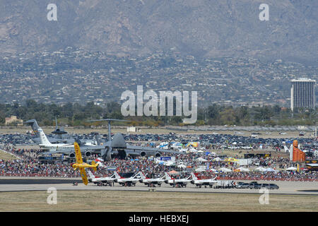 Kent Pietsch führt AnKent Pietsch führt eine Antenne Demonstration im Jelly Belly Flugzeug während der Blitz und Donner über Arizona Open House bei Davis-Monthan Air Force Base in Arizona, 12. März 2016. Pietsch fliegt der 800-Pfund-Interstate Cadet-Flugzeug verfügt über einen 37-Fuß Spannweite. (US Air Force Foto von Senior Airman Chris Massey/freigegeben) Stockfoto