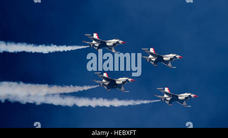 Vier F-16-Kampfflugzeuge der U.S. Air Force von der Demonstrationsgeschwader Thunderbirds fliegen in einer Diamantenformation über der Davis-Monthan Air Force Base, Arizona, während einer Open House- und Flugshow mit Luftdemonstrationen und statischen Anzeigen. Stockfoto