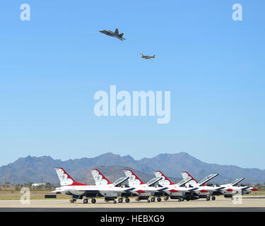 Eine f-22 Raptor und eine p-51 Mustang führen "Heritage Flight" hinter einer Reihe von Thunderbirds f-16 Fighting Falcons während der Blitz und Donner über Arizona Open House bei Davis-Monthan Air Force Base in Arizona, 13. März 2016. Tag der offenen Tür vorgestellten Luftaufnahme Demonstrationen von verschiedenen Teams und zahlreiche statische wird angezeigt, in der Öffentlichkeit ein besseres Verständnis der Luftwaffe. (US Air Force Foto von Senior Airman Chris Massey/freigegeben) Stockfoto