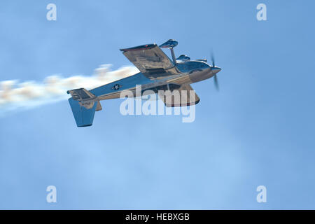 Joe Shetterly, Van der RV-8 Piloten, führt eine Kunstflug Demonstration während der Blitz und Donner über Arizona Open House bei Davis-Monthan Air Force Base in Arizona, 13. März 2016. Tag der offenen Tür vorgestellten Luftaufnahme Demonstrationen von verschiedenen Teams und zahlreiche statische wird angezeigt, in der Öffentlichkeit ein besseres Verständnis der Luftwaffe. (US Air Force Foto von Senior Airman Chris Massey/freigegeben) Stockfoto