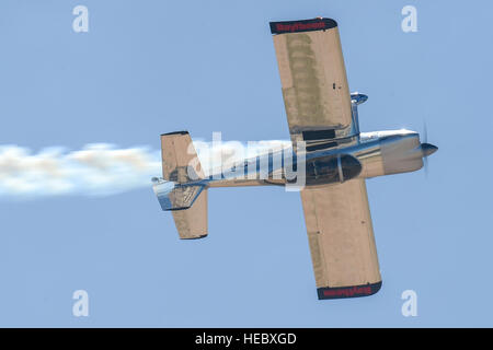 Joe Shetterly, Van der RV-8 Piloten, führt eine Kunstflug Demonstration während der Blitz und Donner über Arizona Open House bei Davis-Monthan Air Force Base in Arizona, 13. März 2016. Tag der offenen Tür vorgestellten Luftaufnahme Demonstrationen von verschiedenen Teams und zahlreiche statische wird angezeigt, in der Öffentlichkeit ein besseres Verständnis der Luftwaffe. (US Air Force Foto von Senior Airman Chris Massey/freigegeben) Stockfoto