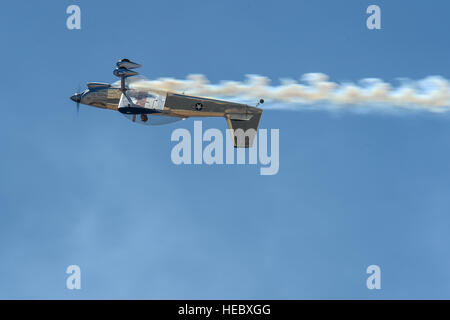 Joe Shetterly, Van der RV-8 Piloten, führt eine Kunstflug Demonstration während der Blitz und Donner über Arizona Open House bei Davis-Monthan Air Force Base in Arizona, 13. März 2016. Tag der offenen Tür vorgestellten Luftaufnahme Demonstrationen von verschiedenen Teams und zahlreiche statische wird angezeigt, in der Öffentlichkeit ein besseres Verständnis der Luftwaffe. (US Air Force Foto von Senior Airman Chris Massey/freigegeben) Stockfoto