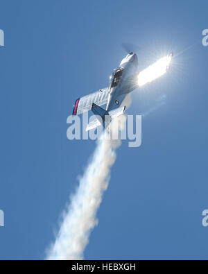 Joe Shetterly, Van der RV-8 Piloten, führt eine Kunstflug Demonstration während der Blitz und Donner über Arizona Open House Veranstaltung in Davis-Monthan Air Force Base in Arizona, 13. März 2016. Tag der offenen Tür vorgestellten Luftaufnahme Demonstrationen von verschiedenen Teams und zahlreiche statische wird angezeigt, in der Öffentlichkeit ein besseres Verständnis der Luftwaffe. (US Air Force Foto von Senior Airman Chris Massey/freigegeben) Stockfoto