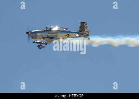 Joe Shetterly, Van der RV-8 Piloten, führt eine Kunstflug Demonstration während der Blitz und Donner über Arizona Open House Veranstaltung in Davis-Monthan Air Force Base in Arizona, 13. März 2016. Tag der offenen Tür vorgestellten Luftaufnahme Demonstrationen von verschiedenen Teams und zahlreiche statische wird angezeigt, in der Öffentlichkeit ein besseres Verständnis der Luftwaffe. (US Air Force Foto von Senior Airman Chris Massey/freigegeben) Stockfoto