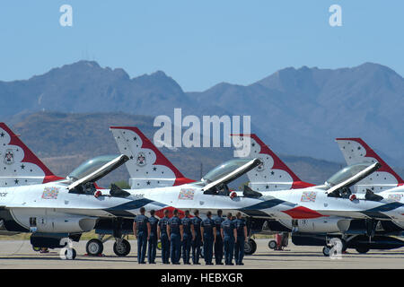 Mitglieder der US Air Force Air Demonstration Squadron Air Crew stehen in Formation vor marschieren zu ihren jeweiligen Thunderbird bei Blitz und Donner über Arizona Open House Veranstaltung in Davis-Monthan Air Force Base in Arizona, 13. März 2016. Für jede Thunderbirds f-16 ist Flugzeug, das Reisen, ein Crewchef und ein Assistent Crewchief zugewiesen, sind ihre Jet zu gewährleisten immer Mission bereit. (US Air Force Foto von Senior Airman Chris Massey/freigegeben) Stockfoto