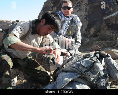 091013-F-4314C-198:PAKTYA Provinz, Afghanistan-Sergeant Ghulam Rasool Haidary Stabilisierungsstäben und Bandagen einen Soldaten simulierten gebrochenen Arm während der konstituierenden afghanischen nationalen Armee Combat Medic Challenge 13. Okt. um vorwärts Operating Base Thunder, Gardez, Afghanistan. 23-Year-Old, wetteiferten Fünfjahres-Afghan National Army Veteran für die beste Medic-Titel mit 45 anderen Armee Sanitäter aus 15 Region Ost-Bataillone. Die Teilnehmer ihre Treffsicherheit, Bekämpfung Lebensretter und medizinische Evakuierung Hilfe Fähigkeiten getestet Okt. 10-14. Die letzte Veranstaltung war ein 6,5-Meile zeitgesteuerte Straße marschieren mit drei zusätzlichen gegen sc Stockfoto