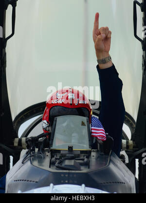 Major Jason Curtis, Thunderbird 6 Signale ist er bereit, für Motor starten vor dem ausziehen für eine Praxis-Ausstellung in Waterloo, Iowa, 23. August 2014. (US Air Fore Foto/techn. Sgt. Manuel J. Martinez) Stockfoto