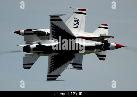 US Air Force major Blaine Jones, Thunderbird 5, Lead Solo und Captain Jason Curtis, Thunderbird 6 gegnerischen Solo, führen die entgegensetzende Messers Schneide Pass während Donner über Solano auf Travis Air Force Base, Kalifornien, 3. Mai 2014. (US Air Force Foto/Staff Sgt Larry E. Reid Jr., veröffentlichte) Stockfoto