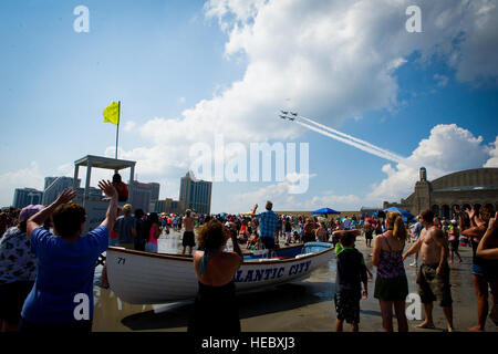 Die Thunderbirds Diamant Bildung Piloten durchführen der Diamant flache Opener während der Donner über the Boardwalk Air Show in Atlantic City, NJ, 13. August 2014. (U.S. Air Force Photo/techn. Sgt. Manuel J. Martinez) Stockfoto