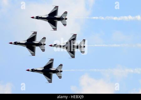 Die Thunderbirds Diamant Bildung Piloten durchführen Diamond 360 Manöver während der Donner über the Boardwalk Luftfahrtausstellung in Atlantic City, NJ, 13. August 2014. (U.S. Air Force Photo/techn. Sgt. Manuel J. Martinez) Stockfoto