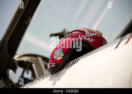 Ein Helm der US Air Force Thunderbirds Antenne Demonstration Teampilot von Nellis Air Force Base, Nevada, erscheint im März im Cockpit einer F - 16C Fighting Falcon Air Reserve Base, Kalifornien, 17. Mai 2012. Die Thunderbirds durchführen Air Fest 2012 welche Funktionen militärischen und zivilen Luft- und Boden Demonstrationen während einer zweitägigen Luft zeigen. (US Air Force Foto von Staff Sergeant Matthew Smith/freigegeben) Stockfoto