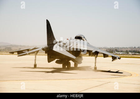 Ein US-Marine Corps AV-8 b Harrier von VMA-214, Yuma, Arizona, Taxis für den Start bei Air Fest 2012 im März Air Reserve Base, Kalifornien, 19. Mai 2012. Die Luft Fest Funktionen militärischen und zivilen Luft- und Boden Demonstrationen während einer zweitägigen Flugschau. (US Air Force Foto von Staff Sergeant Matthew Smith/freigegeben) Stockfoto