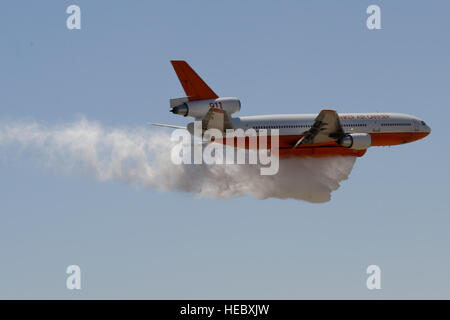 Eine DC-10-Tanker führt eine Wasser Tropfen Demonstration am Thunder in the Empire Air Fest, März Air Reserve Base, Kalifornien, 19. Mai 2012. Luft-Fest 2012 Funktionen militärische und zivile Luft- und Boden-Demonstrationen während einer zweitägigen Flugschau. (US Air Force Foto von techn. Sgt. Elizabeth Concepcion/freigegeben) Stockfoto