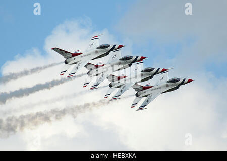 Mitglieder der US Air Force Air Demonstration Squadron "Thunderbirds" führen Sie eine Antenne Demonstration während der Shaw Air Expo und Tag der offenen Tür, "Thunder in the Midlands" bei Shaw Air Force Base, S.C., 21. Mai 2016. (Foto: U.S. Air Force Airman 1st Class Kelsey Tucker) Stockfoto