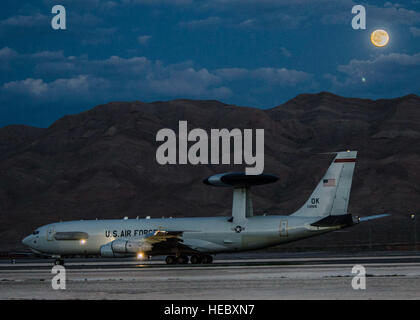 Eine e-3 Sentry aus der 965th in der Luft Air Control Squadron, Tinker Air Force Base in Oklahoma, taxis am Nellis AFB, Nevada, 13. August 2016. Die Sentry spielte eine wichtige Rolle bei der Unterdrückung der feindlichen Luftabwehr auf Boden, Luft/Luft-Kämpfe und Bomben auf Ziele handeln als Augen und Ohren für die Schlacht Raum während rote Fahne 16-4. (Foto: U. S. Air Force Tech Sgt. Frank Miller) Stockfoto