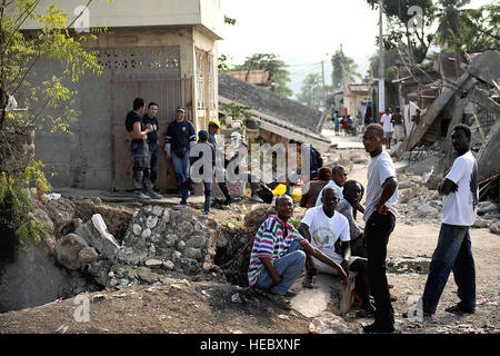 17. Januar 2010 hier gezeigten, sind zerstörte Gebäude in Jacmel, Haiti. St. Michael? s Hospital in Jacmel wurde durch das Erdbeben zerstört, wird jedoch zur Behandlung von Patienten außerhalb fortgesetzt. Laut Emmett Murphy, Chef der Partei, Haiti, ACDI/VOCA, starben etwa 350 Menschen in Jacmel durch das Erdbeben die Region 12. Januar 2010. (US Air Force Foto von Master Sgt. Jeremy Lock/freigegeben) Stockfoto