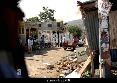 17. Januar 2010 hier gezeigten, sind zerstörte Gebäude in Jacmel, Haiti. St. Michael? s Hospital in Jacmel wurde durch das Erdbeben zerstört, wird jedoch zur Behandlung von Patienten außerhalb fortgesetzt. Laut Emmett Murphy, Chef der Partei, Haiti, ACDI/VOCA, starben etwa 350 Menschen in Jacmel durch das Erdbeben die Region 12. Januar 2010. (US Air Force Foto von Master Sgt. Jeremy Lock/freigegeben) Stockfoto