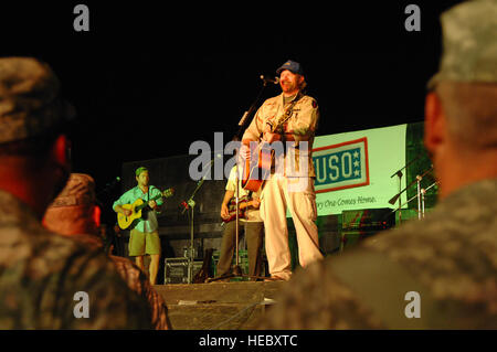 BALAD AIR BASE, Irak - Country-Musik-Superstar singt Toby Keith zu einer Masse von mehr als 5.000 Servicemembers hier, 28.April. Mr Keith erklärte den Anwesenden, dass er stolz auf ihren Dienst und dankbar für ihre Bemühungen im Kampf gegen Terroristen und Amerika frei zu halten war. Er verwies auf militärische Mitglieder als "Krieger" und für die erneute Eintragungen von fünf Soldaten stationiert im Logistik Support Agentur Anaconda, die befindet sich zusammen mit Balad anwesend war. Mr Keith ist seine sechste USO Tour im Irak fließen lassen; seine Show in Balad markiert seine 117. Show in den Zuständigkeitsbereich. (US Air Force ph Stockfoto