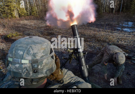 Fallschirmjäger zugewiesen zum 1. Battalion (Airborne), 501. Infanterie-Regiment, 4th Infantry Brigade Combat Team (Airborne), 25. Infanterie-Division, U.S. Army Alaska, Feuer 120 mm Mörser auf gemeinsamer Basis Elmendorf-Richardson, Alaska, Freitag, 3. April 2015. Indirektes Feuer Infanteristen genaue Granatwerferfeuer auf simulierten feindliche Ziele unter Stressbedingungen Tests Reaktionszeiten und ihre Meisterschaft mit der Mannschaft diente Waffen gerichtet. (U.S. Air Force Photo/Justin Connaher) Stockfoto