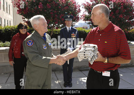 U.S. Ryder Cup Captain Tom Lehman schüttelt Hände mit Generalleutnant Arthur J. Lichte, nachdem die beiden Erinnerungsstücke aus der Ryder Cup Team Besuch im Pentagon Sept. 17 ausgetauscht. Das Team besuchte dann verletzte Servicemembers am Walter Reed Army Medical Center. (U.S. Air Force Photo/techn. Sgt. Cohen A. Young) Stockfoto