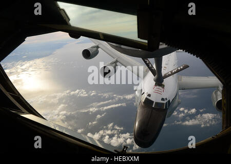 Eine Boeing KC-135 Stratotanker tankt einen Royal Air Force RC-135V/W Rivet Joint 26. Juni 2014, vor der Küste Englands. Dies war das erste Mal ein Tanker, die Zugehörigkeit zu den 100. Air Refueling Wing ein RAF-RC-135 aufgetankt. Die KC-135 basiert auf RAF Mildenhall, England. (U.S. Air Force Photo/Airman 1st Class Jonathan Light) Stockfoto