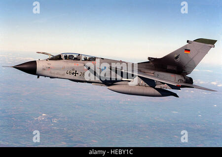 Eine deutsche Tornado GR1-high-Speed Angriff Flugzeug fliegen einfach nach vorne des rechten Flügels der ein US-Luftwaffe KC-135R Tanker, wartete es ist an der Reihe, betankt werden. Stockfoto