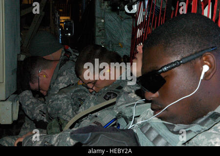 Armee spec Julian Johnson (rechts) und andere Soldaten aus der 82. US-Luftlandedivision bekommen etwas Ruhe am 27. Januar auf dem Weg nach Port-au-Prince, Haiti. Spezialist Johnson und mehr als 10 flog Soldaten in seiner Einheit auf eine c-130 Air Force Reserve Command nach Haiti, wo sie zur Unterstützung der Hilfsaktionen Erdbeben bereitgestellt. Etwa 50 Mitglieder der 133. AW werden zur Muniz Air Base, Puerto Rico, zur Unterstützung der Air Expeditionary Force Coronet Oak, betrieben von der 35. Expeditionary Airlift Squadron eingesetzt. (US Air Force Foto/Staff Sgt. Stephen Collier) Stockfoto