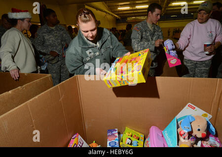 US-Soldaten Spenden Spielzeug während Betrieb Spielzeug fallen 2012 in Fort Bragg, N.C., 7. Dezember 2012. Der 15. jährlichen Randy Oler Memorial Betrieb Spielzeug fallen Spielzeug Spenden gesammelt für Kinder und Familien in Not, kombinieren die Bemühungen der US-Army Fallschirmjäger, Hunderte von Freiwilligen und Verbündeten Soldaten und mehr als ein Dutzend Flugzeuge der Air Force in der weltgrößten kombiniert Luft Betrieb. (Foto: U.S. Air Force Tech Sergeant Barry A. Loo) Stockfoto