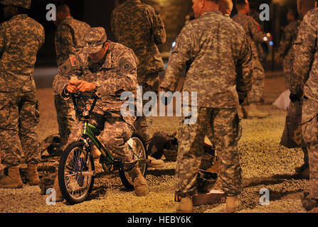 US-Armee CPT Jarrod Heredia von der 82. US-Luftlandedivision, 1. Brigade, bringt ein Fahrrad bei Randy Oler Memorial Betrieb Spielzeug Tropfens auf Fort Bragg, N.C., 7. Dezember 2012 zu spenden.  2012 jährt sich zum 15. Mal für die Randy Oler Memorial Betrieb Spielzeug fallen die Spielzeug-Spenden für Kinder und Familien in Not sammelt und Fallschirmjäger die Möglichkeit, direkt mit ausländischen Jumpmasters. Soldaten zu spenden ein neues Spielzeug im Austausch zu springen mit einem ausländischen Heli und ausländischen Sprung Flügel zu verdienen. In diesem Jahr erweitert OTD von ihrem traditionellen Fokus in Fort Bragg, NC Städten auswählen Stockfoto