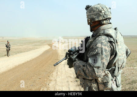 Ein Soldat der Delta-Kompanie, des 2. Bataillons, des 2. Infanterieregiments, des 3. Brigade Combat Teams, der 1. Infanteriedivision, überwacht einen gemeinsamen Verkehrskontrollpunkt der US-amerikanischen und der afghanischen National Police, während das Personal während einer dreitägigen Operation über 60 Fahrzeuge durchsucht. Stockfoto