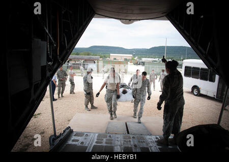 Ein Team von Medizinstudenten simulieren laden ein Patient in einer c-130 Hercules 8. Mai 2013 in Camp Bullis, Texas. Camp Bullis ist eine US-Army training camp, bestehend aus 27.990 Hektar nordwestlich von San Antonio und dient in erster Linie als manövrieren Gründe für US-Army, Air Force und Marines Kampfeinheiten. (US Air Force Foto/Staff Sgt. Corey Haken) Stockfoto