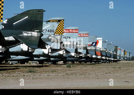 Die Heckflossen aus einer Reihe von F - 4D Phantom II Flugzeuge zeigen Markierungen von Einheiten der Air National Guard von Michigan, North Dakota, Texas, Kansas und Oregon.  Die Phantome sind in der Schlange vor Luft-und Wartungszentrum Regeneration geparkt, wo gespeicherte Flugzeuge, die aus dem Dienst entfernt worden sind entweder verkauft für Schrott, kehrte in das Inventar oder an Museen. Stockfoto