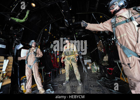 US Air Force Last Meister Senior Airman Emily Keyes (links) und techn. Sgt. Joshua Sharratt (rechts) aus der 81. Expeditionary Rescue Squadron geben dem OK für Pararescuemen aus der 82. ERQS die Rückseite eines HC - 130 P-Combat-Königs 30. Juli 2012, über die Grand Bara Wüste, Djibouti verlassen. 82. ERQS und 81. ERQS wurden Übungen zur Unterstützung der Combined Joint Task Force - Horn von Afrika durchführen. Stockfoto