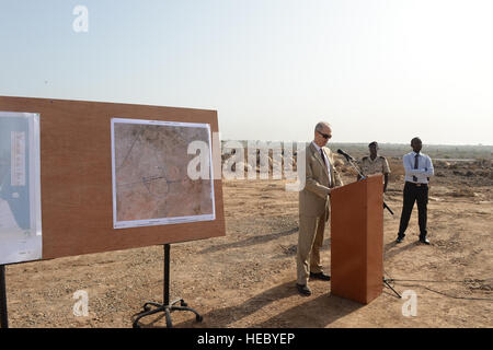 Tom Kelly, US-Botschafter in Dschibuti, Adressen Mitglieder des Djiboutian Armed Forces (FAD) und US-Militär während einer Abschlussfeier beginnt außerhalb der Stadt Djibouti, Djibouti, 14. Mai 2015. US-Armeesoldaten aus dem 47. Transport Unternehmen, 142. bekämpfen Sustainment Support Battalion, 1. Panzerdivision Sustainment Brigade; die 123. Brigade Unterstützungsbataillon, 3. Brigade, 1. Panzerdivision; US Navy Explosive Ordnance Disposal Teammitglieder von Task Force Sparta; und US Marine Seabees von Naval Mobile Bau-Bataillon 14 durchgeführt gegen improvisierte explosive devic Stockfoto