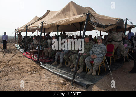 Tom Kelly, US-Botschafter in Dschibuti, sitzt mit Mitgliedern von Djibouti Armed Forces (FAD) und US-Militär während einer Abschlussfeier beginnt außerhalb der Stadt Djibouti, Djibouti, 14. Mai 2015. US-Armeesoldaten aus dem 47. Transport Unternehmen, 142. bekämpfen Sustainment Support Battalion, 1. Panzerdivision Sustainment Brigade; die 123. Brigade Unterstützungsbataillon, 3. Brigade, 1. Panzerdivision; US Navy Explosive Ordnance Disposal Teammitglieder von Task Force Sparta; und US Marine Seabees von Naval Mobile Bau-Bataillon 14 durchgeführt gegen improvisierte explosive Vorrichtung Stockfoto