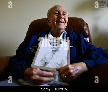 Pensionierter Oberst Ralph Parr hält ein Porträt von sich selbst, wie er auf das Fenster seines Zimmers aussieht. Parr trat der Army Air Forces und Pilotenausbildung in 1942. Er flog die p-38 Lightning im zweiten Weltkrieg und die f-86 Sabre während der Koreanisch und Vietnam Kriege. Die einzige militärische gehörte er mit dem Distinguished Service Cross und das Air Force Cross ausgezeichnet werden. Insgesamt flog Parr 641 Kampfeinsätze, serviert in drei Kriegen. Er wurde medizinisch am 17. Oktober 1976 eingestellt. (US Air Force Foto/Staff Sgt. Vernon Young Jr.) Stockfoto