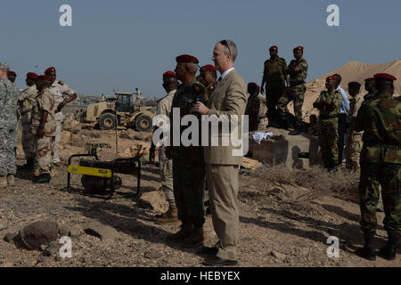 Tom Kelly, US-Botschafter in Dschibuti Uhren eine Demonstration von Mitgliedern der Djiboutian Armed Forces (FAD) mit Chief der Modeerscheinung Generalmajor Zakaria Scheich, US-Militärpersonal und FAD Kommandostab während einer Abschlussfeier außerhalb der Stadt Djibouti, Djibouti, 14. Mai 2015. US-Armeesoldaten aus dem 47. Transport Unternehmen, 142. bekämpfen Sustainment Support Battalion, 1. Panzerdivision Sustainment Brigade; die 123. Brigade Unterstützungsbataillon, 3. Brigade, 1. Panzerdivision; US Navy Explosive Ordnance Disposal Teammitglieder von Task Force Sparta; und US Marine Seabees aus Stockfoto