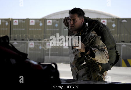 Pararescuman Heli techn. Sgt. Jeremia Coomer aus der 82. Expeditionary Rescue Squadron, Moody Air Force Base, Georgia setzt auf seinen Fallschirm bevor man an Bord einer HC-130 aus dem 71. Suche und Rettung Geschwader, Moody AFB, Georgia für einen Training-Sprung auf 13. März 2008 während kombiniert Joint Task Force - Horn von Afrika am Camp Lemonier, Dschibuti bereitgestellt. Mission der Pararescue bestehend aus Abwurf einer Takelage alternative Methode Zodiac (RAMZ) auf der Rückseite der HC-130 über den Golf von Aden auf 1500 Fuß gefolgt durch einen drei-Mann-statische Sprung, dann klettern bis 3500 Fuß für eine drei-Mann Stockfoto