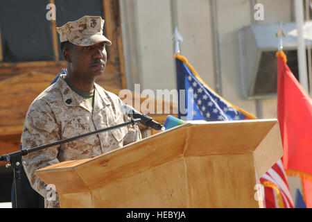 Marine Gunnery SGT Aristotle Evans, Zusammenarbeit mit Marine Central Command und New Yorker Polizisten, liest der Polizist Gebet Sept. 11.  Der Transit Center am Manas hielt eine Zeremonie zu Ehren der in der Nähe von 3.000 Menschen bei den Anschlägen auf das World Trade Center, Pentagon und in Pennsylvania starben.  Die Zeremonie geehrt auch die 6.900 Koalitionstruppen, die seit 2004 gestorben sind.  (US Air Force Foto/Staff Sgt. Nathan Bevier) Stockfoto