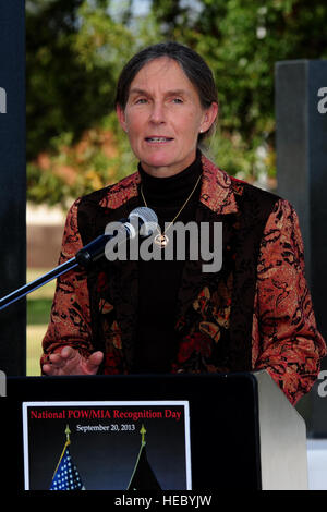 Ehemaliger US Army Major General Rhonda Cornum, ehemaliger Direktor der Armee umfassende Soldat Fitness, besuchen die POW/MIA Anerkennung Zeremonie auf der Langley Air Force Base, VA., 20. September 2013. Während seiner Tätigkeit als Fliegerarzt in 1990, wurde Cornums Black Hawk Hubschrauber abgeschossen, führt sie durch irakische Kräfte zu erfassen. (US Air Force Foto von Airman Areca T. Wilson/freigegeben) Stockfoto