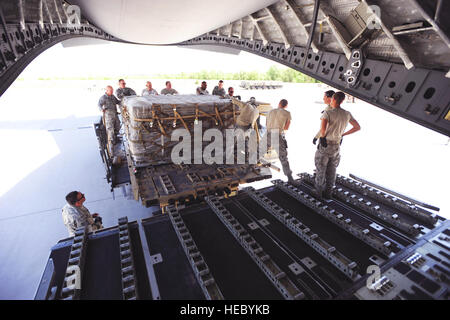 Im Rahmen der Frachtsendungen von Transit Center am Manas Stapeln Flieger überschüssige Leerpaletten auf eine c-17 Globemaster III, 20. Mai 2014.  Technisch Sgt. Edgardo Franco, air Transport Handwerker, Senior Master Sergeant Shawn Walker, Superintendent des Wissens Operationen, Oberst John Vaughn, 376th Air Expeditionary Wing Vize-Commnader, Chief Master Sgt. Gregory Warren, Befehl Chef, Senior Airman Kody Novak, 376th AEW Transport Geselle, Staff Sgt Jon Luna, Luft Luft Transport Handwerker, Staff Sgt Lucas Hofstra, Air Transport Handwerker, Senior Master Sergeant Mark Foreman, Luft-Begriff Stockfoto