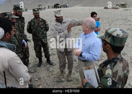 100421-F-5561D-002-Kabul - pensionierte US Marine Corps Oberst Thomas Hammes spricht mit Offizieren der Afghan National Army (ANA) und Koalitionstruppen verantwortlich für Ausbildung in Kabul Military Training Center (Ausbildungszentrum) 21. April 2001. Col. Hammes tourte Ausbildungszentrum und besuchte viele Ausbildungsstätten für ANA-Soldaten. (Foto der US Air Force / Senior Airman Matt Davis) Stockfoto