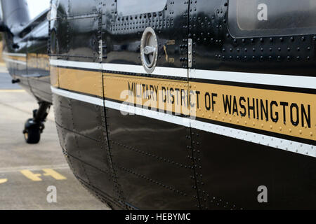 Ein 30 Jahre alter VH-60 Black Hawk Hubschrauber landet auf dem Felker Army Airfield und wird dem U.S. Army Transportation Museum in Fort Eustis (Virginia) hinzugefügt, wo er entmilitarisiert und im Aviation Pavillon ausgestellt wird. Stockfoto