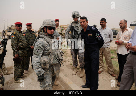 US Army Lt. Col Timothy Bush, gebürtig aus Toledo, Ohio, Kommandeur der 2. Brigade, 20 Feldartillerie-Regiment, 41st Fires Brigade Forward Operating Base Delta, trifft mit der irakischen Polizei in Jassan, Irak, am 6. Mai. Stockfoto